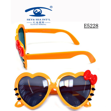 Kid′s Sunglasses Cheap Plastic Bright Color Cute Design Hollo Kitty Heart Shaped (E5228)